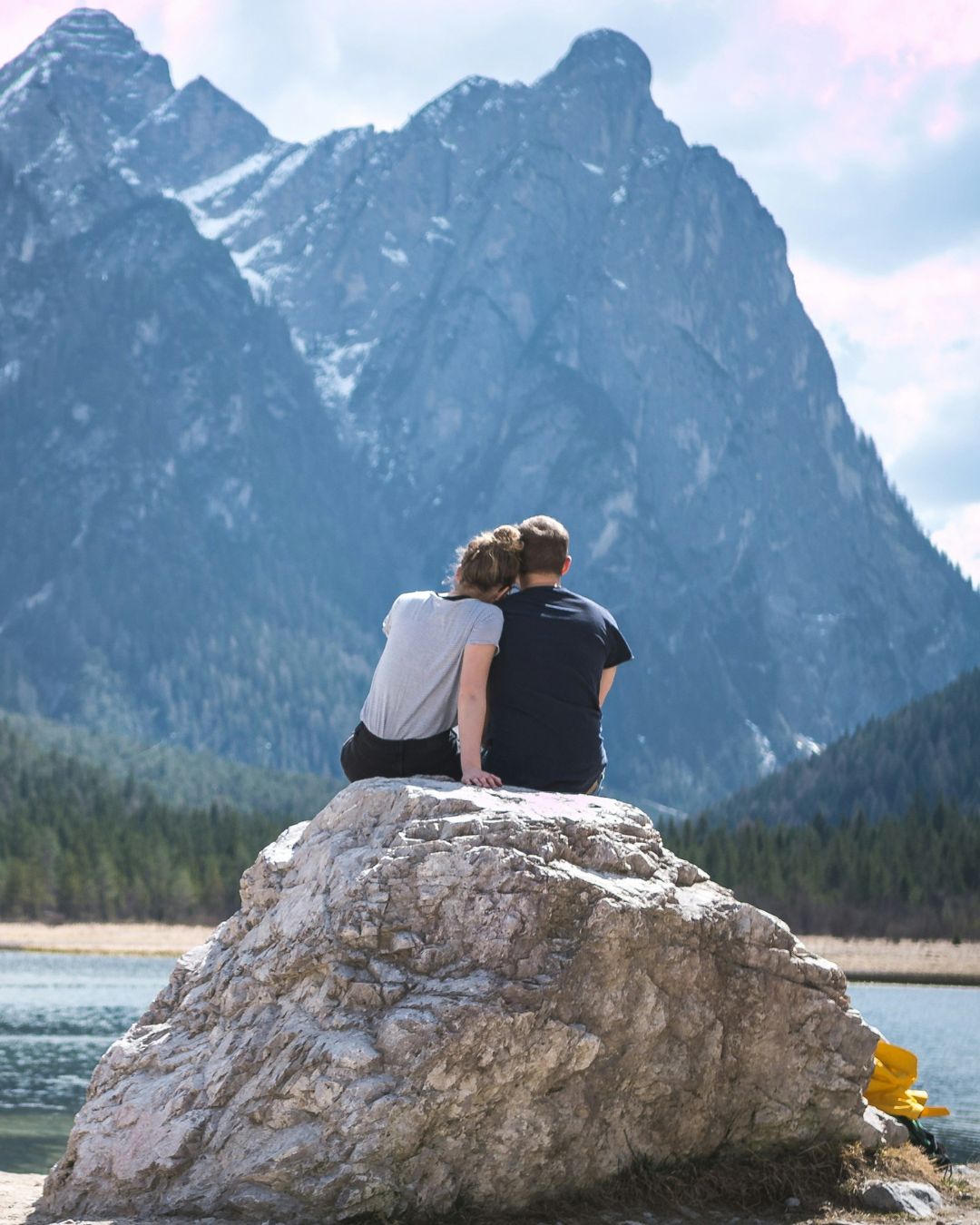 Pareja en las montañas